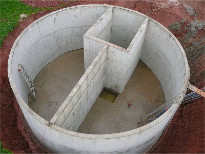Dwukomorowy zbiornik o pojemności 200 m3 z komorą zaworową we wsi Rudník