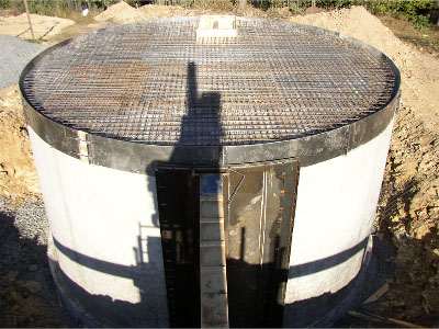 Armatura stropu zbiornika magazynowego zbiornika o łącznej objętości 113 m3 w miejscowości Trstěnice