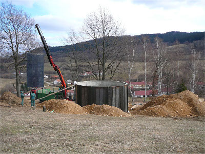 Usunięcie szalunku ze zbiornika akumulacyjnego w wiosce Jáma